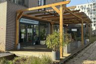 Un lieu atypique au bord du canal de l’Ourcq, dont la façade industrielle, vivante et colorée, reflète l’esprit créatif et collaboratif du lieu. Véritable repère culturel et festif, La Coloc de l’Ourcq attire artistes, organisateurs d’événements et curieu | © La Coloc' de l'Ourcq